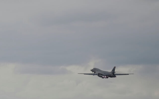 מפציץ B-1 לנסר אמריקאי ממריא מבסיס חיל האוויר המלכותי פיירפורד, אנגליה. 10 במרץ 2026 (צילום: AP Photo/Alastair Grant) מפציץ B-1 לנסר אמריקאי ממריא מבסיס חיל האוויר המלכותי פיירפורד, אנגליה. 10 במרץ 2026 (צילום: AP Photo/Alastair Grant)