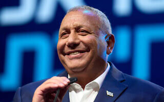 מנהיג מפלגת ישר גדי איזנקוט, נואם במועצה האזורית דרום השרון במהלך השקת קמפיין הבחירות של מפלגתו. 30 ביוני 2026 (צילום: AP Photo/Ariel Schalit) מנהיג מפלגת ישר גדי איזנקוט, נואם במועצה האזורית דרום השרון במהלך השקת קמפיין הבחירות של מפלגתו. 30 ביוני 2026 (צילום: AP Photo/Ariel Schalit)