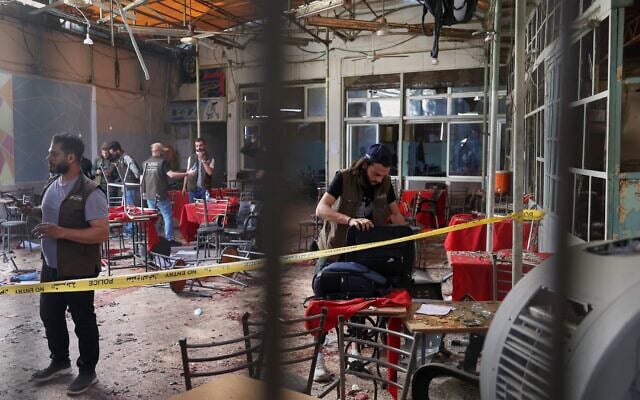 גורמי ביטחון סורים בודקים בבית קפה בדמשק את הזירה שבה מטען חבלה התפוצץ, 2 ביולי 2026 (צילום: AP Photo/Ghaith Alsayed) גורמי ביטחון סורים בודקים בבית קפה בדמשק את הזירה שבה מטען חבלה התפוצץ, 2 ביולי 2026 (צילום: AP Photo/Ghaith Alsayed)