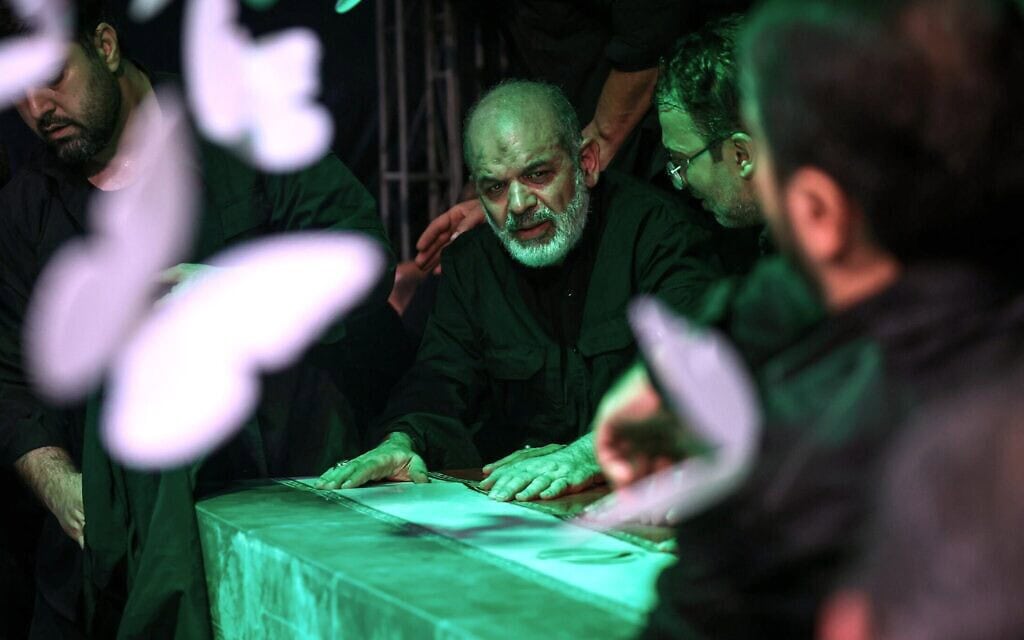 בתמונה זו, שפרסם משרדו של המנהיג העליון של איראן, מפקד משמרות המהפכה אחמד וחידי יושב לצד הארון של המנהיג העליון של איראן, עלי חמינאי, לפני הלווייתו בטהרן, 2 ביולי 2026 (צילום: Office of the Iranian Supreme Leader via AP) בתמונה זו, שפרסם משרדו של המנהיג העליון של איראן, מפקד משמרות המהפכה אחמד וחידי יושב לצד הארון של המנהיג העליון של איראן, עלי חמינאי, לפני הלווייתו בטהרן, 2 ביולי 2026 (צילום: Office of the Iranian Supreme Leader via AP)