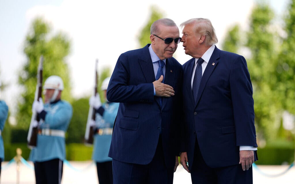 נשיא ארצות הברית דונלד טראמפ משוחח עם נשיא טורקיה רג'פ טאיפ ארדואן בטקס קבלת הפנים בארמון הנשיאות בשטפה בפסגת נאט"ו באנקרה, 7 ביולי 2026 (צילום: AP Photo/Emral Gurel, Pool) נשיא ארצות הברית דונלד טראמפ משוחח עם נשיא טורקיה רג'פ טאיפ ארדואן בטקס קבלת הפנים בארמון הנשיאות בשטפה בפסגת נאט"ו באנקרה, 7 ביולי 2026 (צילום: AP Photo/Emral Gurel, Pool)