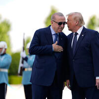 נשיא ארצות הברית דונלד טראמפ משוחח עם נשיא טורקיה רג'פ טאיפ ארדואן בטקס קבלת הפנים בארמון הנשיאות בשטפה בפסגת נאט"ו באנקרה, 7 ביולי 2026 (צילום: AP Photo/Emral Gurel, Pool) נשיא ארצות הברית דונלד טראמפ משוחח עם נשיא טורקיה רג'פ טאיפ ארדואן בטקס קבלת הפנים בארמון הנשיאות בשטפה בפסגת נאט"ו באנקרה, 7 ביולי 2026 (צילום: AP Photo/Emral Gurel, Pool)