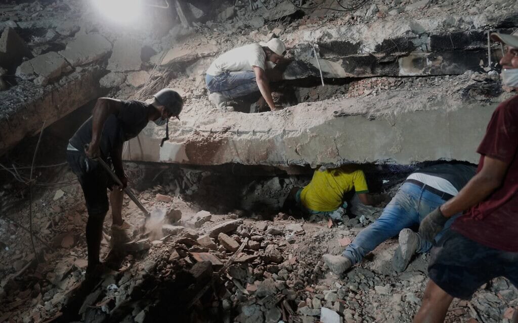 הריסות בניין שהתמוטט ברעידות האדמה בוונצואלה. 9 ביולי 2026 (צילום: AP Photo/Ariana Cubillos) הריסות בניין שהתמוטט ברעידות האדמה בוונצואלה. 9 ביולי 2026 (צילום: AP Photo/Ariana Cubillos)