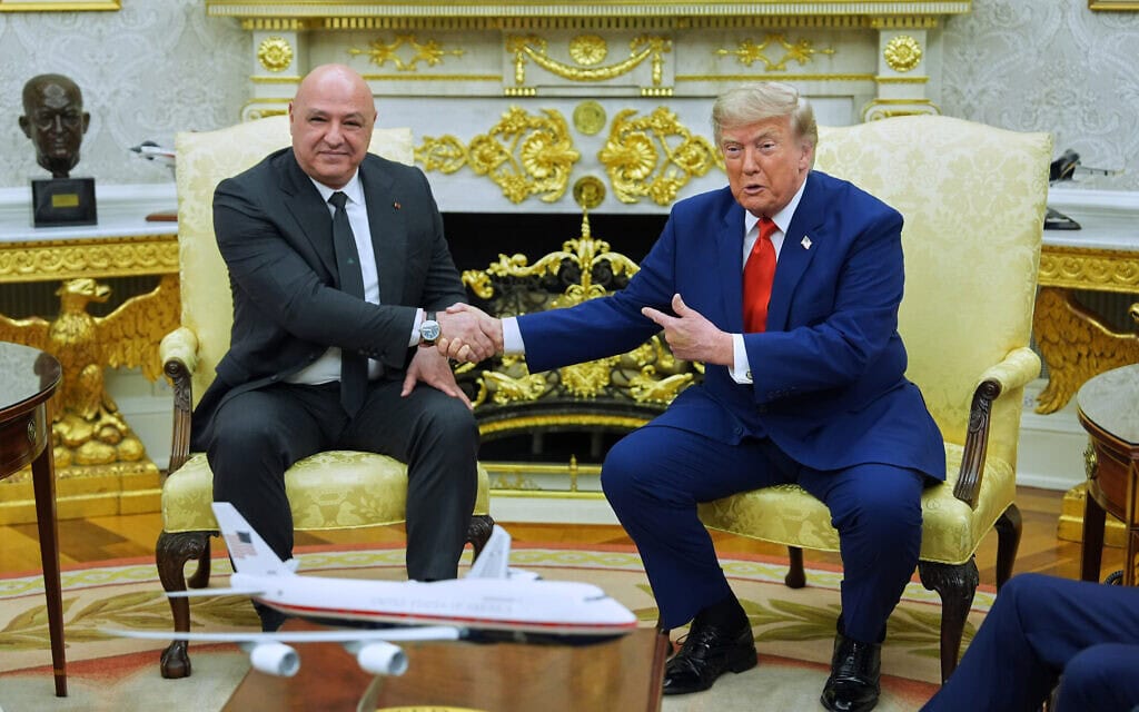 נשיא ארצות הברית דונלד טראמפ ונשיא לבנון ג'וזף עאון בחדר הסגלגל בבית הלבן בוושינגטון, 21 ביולי 2026 (צילום: AP Photo/Mark Schiefelbein) נשיא ארצות הברית דונלד טראמפ ונשיא לבנון ג'וזף עאון בחדר הסגלגל בבית הלבן בוושינגטון, 21 ביולי 2026 (צילום: AP Photo/Mark Schiefelbein)