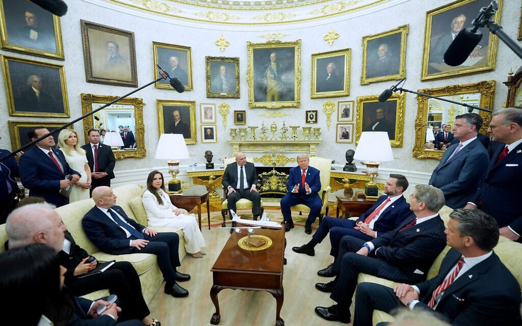 נשיא ארצות הברית דונלד טראמפ ונשיא לבנון ג'וזף עאון בחדר הסגלגל בבית הלבן בוושינגטון, 21 ביולי 2026 (צילום: AP Photo/Mark Schiefelbein) נשיא ארצות הברית דונלד טראמפ ונשיא לבנון ג'וזף עאון בחדר הסגלגל בבית הלבן בוושינגטון, 21 ביולי 2026 (צילום: AP Photo/Mark Schiefelbein)