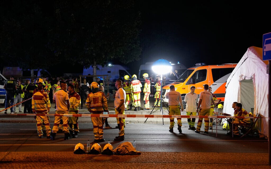 צוותי חירום בזירת הפיגוע במצעד הגאווה בברלין, גרמניה. 26 ביולי 2026 (צילום: AP Photo/Markus Schreiber) צוותי חירום בזירת הפיגוע במצעד הגאווה בברלין, גרמניה. 26 ביולי 2026 (צילום: AP Photo/Markus Schreiber)