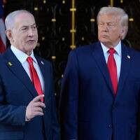 הנשיא דונלד טראמפ מקשיב לדבריו של ראש ממשלת ישראל בנימין נתניהו במועדון מאר-א-לאגו של טראמפ בפאלם ביץ', פלורידה, 29 בדצמבר 2025.