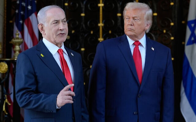 הנשיא דונלד טראמפ מקשיב לדבריו של ראש ממשלת ישראל בנימין נתניהו במועדון מאר-א-לאגו של טראמפ בפאלם ביץ', פלורידה, 29 בדצמבר 2025. (צילום: AP Photo/Alex Brandon) הנשיא דונלד טראמפ מקשיב לדבריו של ראש ממשלת ישראל בנימין נתניהו במועדון מאר-א-לאגו של טראמפ בפאלם ביץ', פלורידה, 29 בדצמבר 2025. (צילום: AP Photo/Alex Brandon)