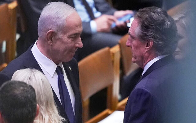ראש הממשלה בנימין נתניהו משוחח עם שר הפנים של ארצות הברית דאג בורגום, לפני הלווייתו של הסנאטור לינדזי גראהם בקתדרלה הלאומית של וושינגטון, 28 ביולי 2026 (צילום: AP Photo/Jacquelyn Martin) ראש הממשלה בנימין נתניהו משוחח עם שר הפנים של ארצות הברית דאג בורגום, לפני הלווייתו של הסנאטור לינדזי גראהם בקתדרלה הלאומית של וושינגטון, 28 ביולי 2026 (צילום: AP Photo/Jacquelyn Martin)