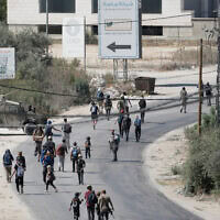 כוח צה"ל מאבטח את הכביש בעת שמתנחלים צועדים בכפר הפלסטיני תל שבגדה המערבית, סמוך לשכם. 31 ביולי 2026 (צילום: AP Photo/Majdi Mohammed) כוח צה"ל מאבטח את הכביש בעת שמתנחלים צועדים בכפר הפלסטיני תל שבגדה המערבית, סמוך לשכם. 31 ביולי 2026 (צילום: AP Photo/Majdi Mohammed)