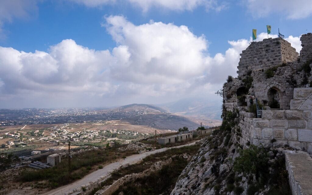 מבט על רכס עלי טאהר ממבצר הבופור בדרום לבנון. 7 ביולי 2026 (צילום: עמנואל פביאן) מבט על רכס עלי טאהר ממבצר הבופור בדרום לבנון. 7 ביולי 2026 (צילום: עמנואל פביאן)