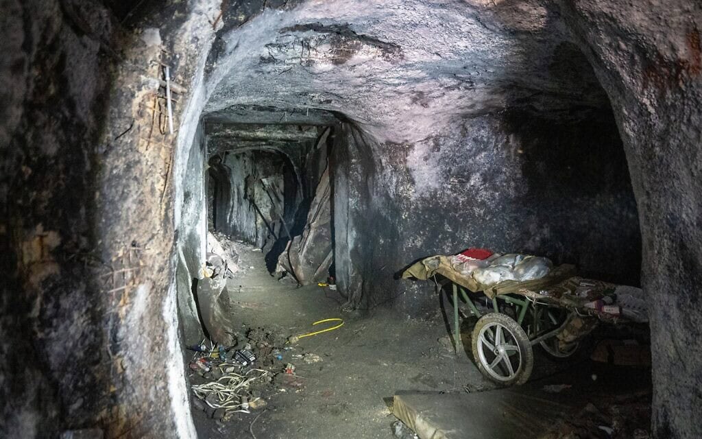 בתוך מנהרת חזבאללה סמוך למבצר הבופור בדרום לבנון. 7 ביולי 2026 (צילום: עמנואל פביאן) בתוך מנהרת חזבאללה סמוך למבצר הבופור בדרום לבנון. 7 ביולי 2026 (צילום: עמנואל פביאן)