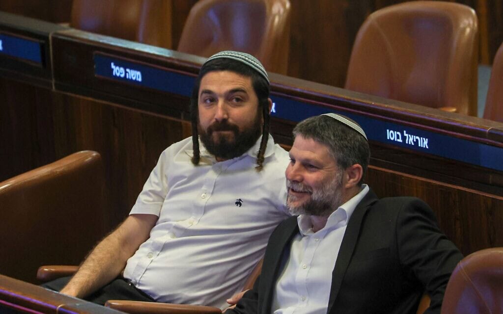 בצלאל סמוטריץ' וצבי סוכות במליאת הכנסת, 15 ביולי 2026 (צילום: דני שם טוב, דוברות הכנסת) בצלאל סמוטריץ' וצבי סוכות במליאת הכנסת, 15 ביולי 2026 (צילום: דני שם טוב, דוברות הכנסת)