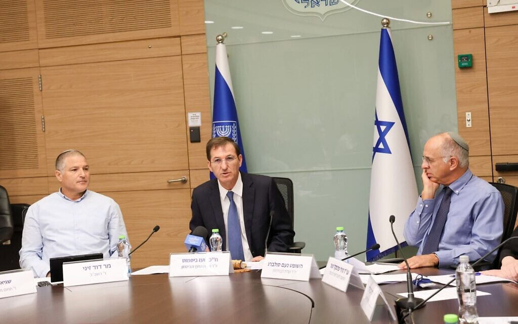 השופט נעם סולברג לצד יו״ר ועדת החוץ והביטחון ח״כ בועז ביסמוט וראש שב״כ דוד זיני. 27 ביולי 2026 (צילום: דוברות הכנסת - דני שם טוב)