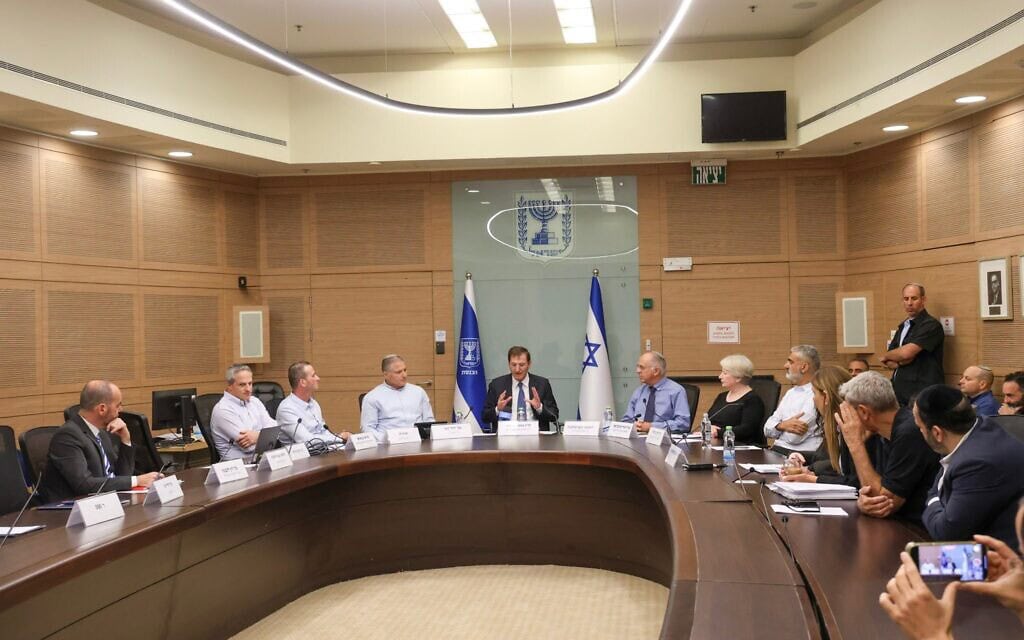 השופט נעם סולברג לצד יו״ר ועדת החוץ והביטחון ח״כ בועז ביסמוט וראש שב״כ דוד זיני. 27 ביולי 2026 (צילום: דוברות הכנסת - דני שם טוב) השופט נעם סולברג לצד יו״ר ועדת החוץ והביטחון ח״כ בועז ביסמוט וראש שב״כ דוד זיני. 27 ביולי 2026 (צילום: דוברות הכנסת - דני שם טוב)