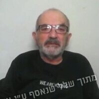 יצחק (איציק) אלגרט מתוך סרטון שצולם כשהוחזק בשבי ברצועת עזה (צילום: מתוך שידורי חדשות 13) יצחק (איציק) אלגרט מתוך סרטון שצולם כשהוחזק בשבי ברצועת עזה (צילום: מתוך שידורי חדשות 13)