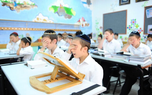 אילוסטרציה: תלמידים חרדים לומדים בכיתה בבית הספר בביתר עילית, 16 באוגוסט 2015 (צילום: מנדי הכטמן/פלאש90) אילוסטרציה: תלמידים חרדים לומדים בכיתה בבית הספר בביתר עילית, 16 באוגוסט 2015 (צילום: מנדי הכטמן/פלאש90)