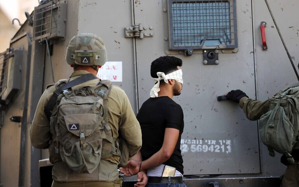 חיילים עוצרים צעיר פלסטיני במהלך עימותים בין צעירים פלסטינים לחיילים בעיר חברון שבגדה המערבית, 9 בספטמבר 2022 (צילום: Wisam Hashlamoun/Flash90)