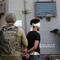 חיילים עוצרים צעיר פלסטיני במהלך עימותים בין צעירים פלסטינים לחיילים בעיר חברון שבגדה המערבית, 9 בספטמבר 2022 (צילום: Wisam Hashlamoun/Flash90) חיילים עוצרים צעיר פלסטיני במהלך עימותים בין צעירים פלסטינים לחיילים בעיר חברון שבגדה המערבית, 9 בספטמבר 2022 (צילום: Wisam Hashlamoun/Flash90)