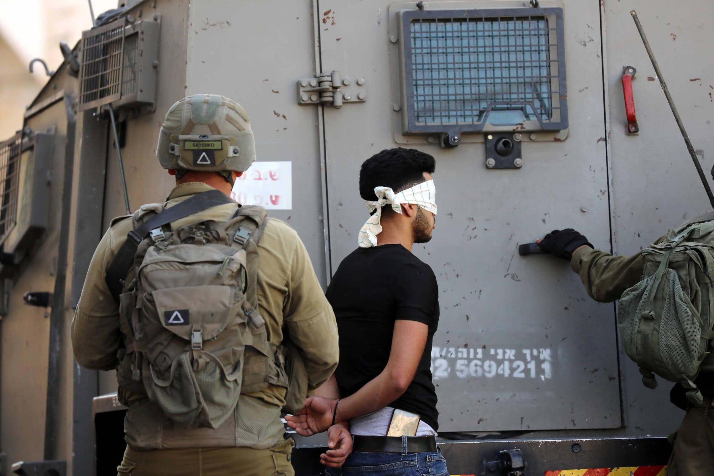 חיילים עוצרים צעיר פלסטיני במהלך עימותים בין צעירים פלסטינים לחיילים בעיר חברון שבגדה המערבית, 9 בספטמבר 2022 (צילום: Wisam Hashlamoun/Flash90) חיילים עוצרים צעיר פלסטיני במהלך עימותים בין צעירים פלסטינים לחיילים בעיר חברון שבגדה המערבית, 9 בספטמבר 2022 (צילום: Wisam Hashlamoun/Flash90)