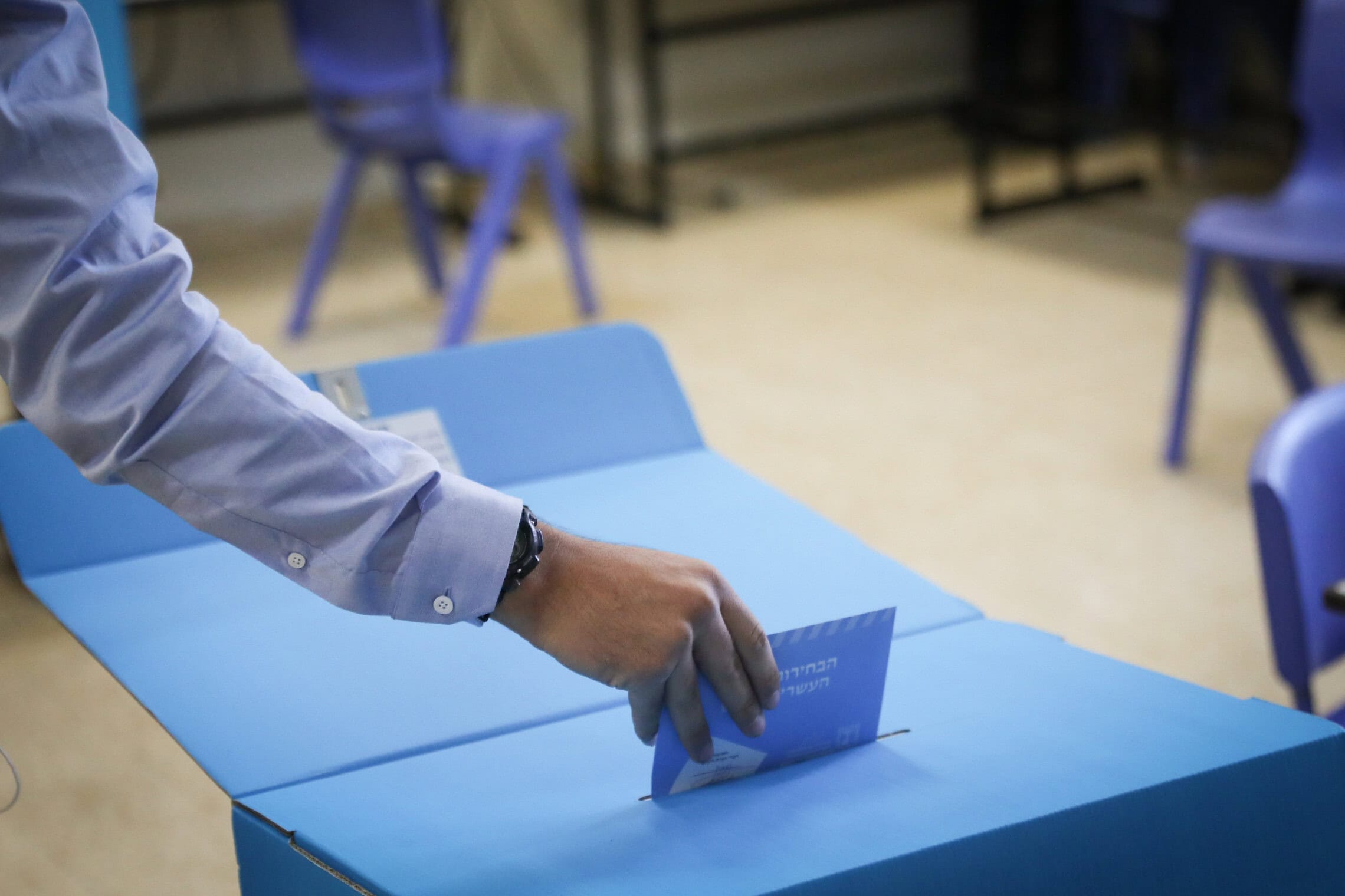 אזרח מצביע בקלפי בקריית ארבע בבחירות לכנסת, 1 בנובמבר 2022 (צילום: נועם רבקין פנטון/פלאש90) אזרח מצביע בקלפי בקריית ארבע בבחירות לכנסת, 1 בנובמבר 2022 (צילום: נועם רבקין פנטון/פלאש90)