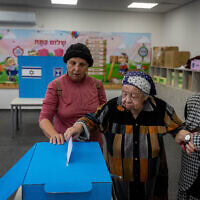 אישה בת 94 מצביעה בבחירות בקלפי בירושלים, 1 בנובמבר 2022