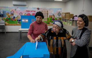 אישה בת 94 מצביעה בבחירות בקלפי בירושלים, 1 בנובמבר 2022 (צילום: יונתן זינדל/פלאש90) אישה בת 94 מצביעה בבחירות בקלפי בירושלים, 1 בנובמבר 2022 (צילום: יונתן זינדל/פלאש90)