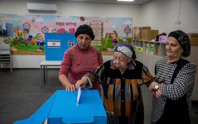 אישה בת 94 מצביעה בבחירות בקלפי בירושלים, 1 בנובמבר 2022 (צילום: יונתן זינדל/פלאש90) אישה בת 94 מצביעה בבחירות בקלפי בירושלים, 1 בנובמבר 2022 (צילום: יונתן זינדל/פלאש90)