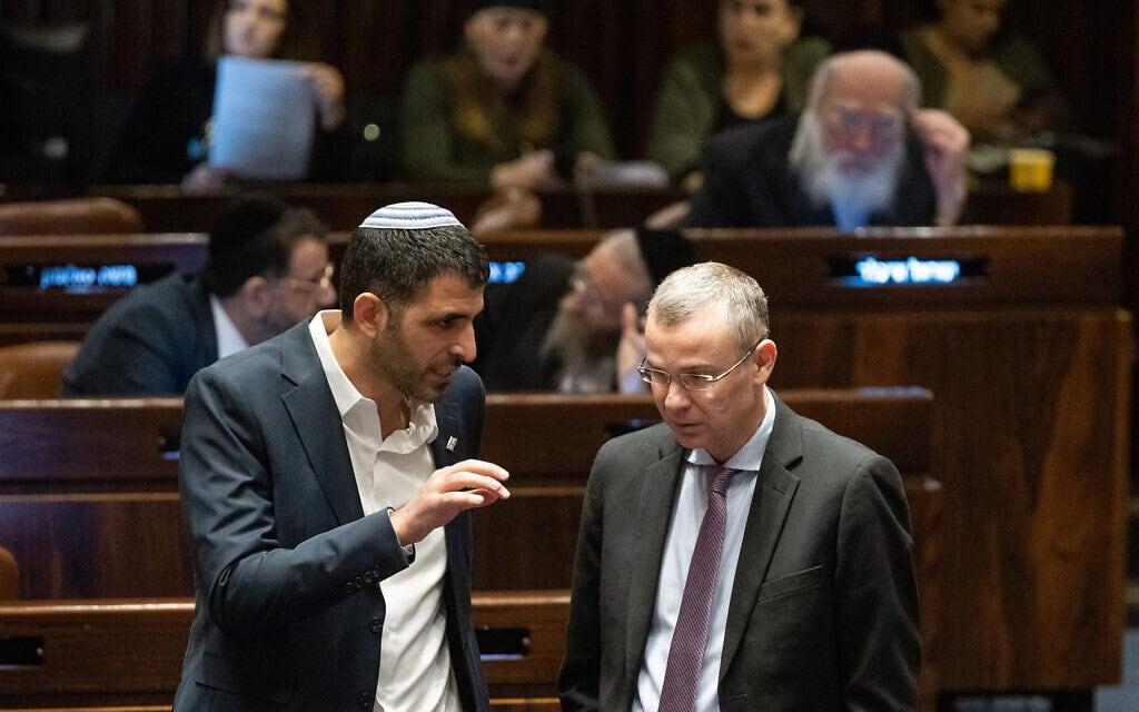 שר המשפטים יריב לוין ושר התקשורת שלמה קרעי בכנסת, 22 בפברואר 2023 (צילום: יונתן זינדל/פלאש90) שר המשפטים יריב לוין ושר התקשורת שלמה קרעי בכנסת, 22 בפברואר 2023 (צילום: יונתן זינדל/פלאש90)