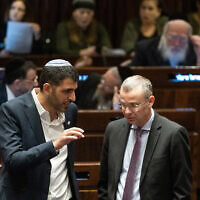 שר המשפטים יריב לוין ושר התקשורת שלמה קרעי בכנסת, 22 בפברואר 2023 (צילום: יונתן זינדל/פלאש90) שר המשפטים יריב לוין ושר התקשורת שלמה קרעי בכנסת, 22 בפברואר 2023 (צילום: יונתן זינדל/פלאש90)
