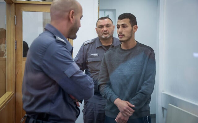 ברכאת אבו עסא, הנאשם בפריצה לדירה ובאונס אישה בגדרה, מגיע לדיון בבית המשפט בלוד. 23 בפברואר 2023 (צילום: פלאש 90) ברכאת אבו עסא, הנאשם בפריצה לדירה ובאונס אישה בגדרה, מגיע לדיון בבית המשפט בלוד. 23 בפברואר 2023 (צילום: פלאש 90)