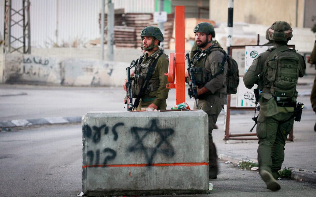 חיילים ישראלים בודקים את מחסום שבי שומרון לאחר שפלסטיני נהרג סמוך לדיר שרף, ממערב לשכם בגדה המערבית. 12 בנובמבר 2024 (צילום: Nasser Ishtayeh/Flash90) חיילים ישראלים בודקים את מחסום שבי שומרון לאחר שפלסטיני נהרג סמוך לדיר שרף, ממערב לשכם בגדה המערבית. 12 בנובמבר 2024 (צילום: Nasser Ishtayeh/Flash90)