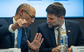 שר האוצר בצלאל סמוטריץ' ונגיד בנק ישראל אמיר ירון משתתפים במסיבת עיתונאים במשרד האוצר בירושלים. 6 באוגוסט 2025 (צילום: יונתן זינדל/פלאש90) שר האוצר בצלאל סמוטריץ' ונגיד בנק ישראל אמיר ירון משתתפים במסיבת עיתונאים במשרד האוצר בירושלים. 6 באוגוסט 2025 (צילום: יונתן זינדל/פלאש90)
