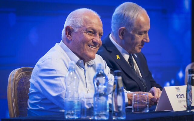 ראש הממשלה בנימין נתניהו והשר חיים כץ משתתפים בטקס חתימת הסכם גג בקריית גת. 29 באוקטובר 2025 (צילום: Liron Moldovan/Flash90) ראש הממשלה בנימין נתניהו והשר חיים כץ משתתפים בטקס חתימת הסכם גג בקריית גת. 29 באוקטובר 2025 (צילום: Liron Moldovan/Flash90)