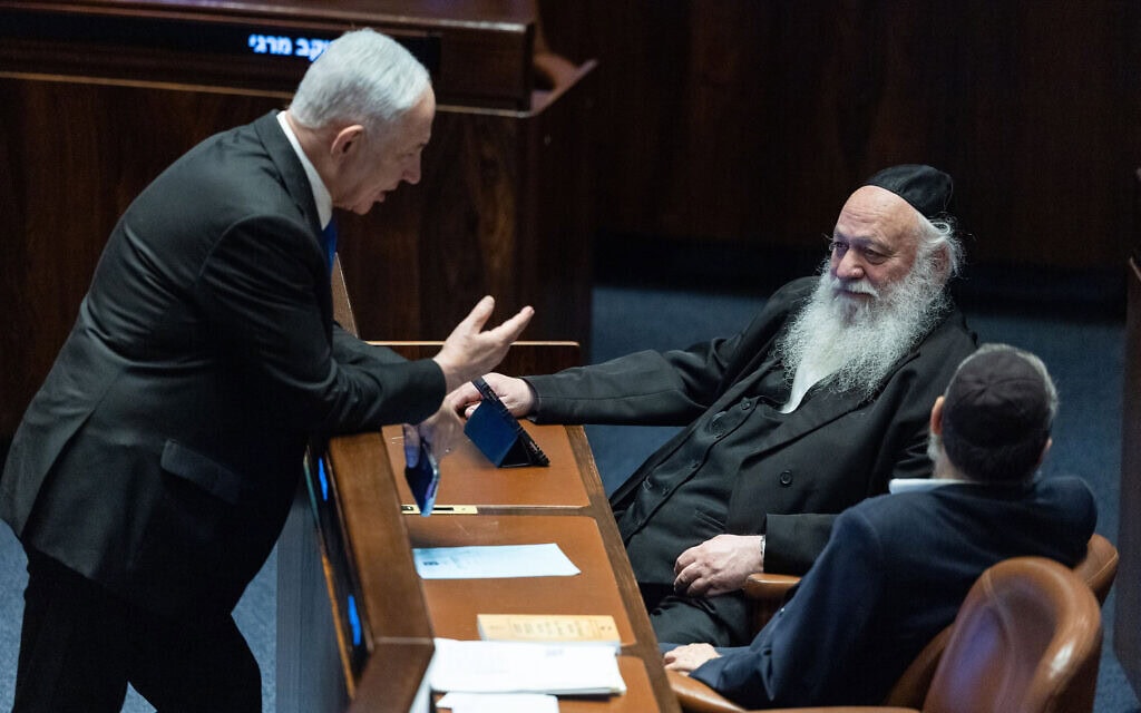 בנימין נתניהו לצד חברי הכנסת החרדים יצחק גולדקנופף ומשה גפני לפני ההצבעה במליאת הכנסת על חוק יסוד לימוד התורה, 1 ביולי 2026 (צילום: יונתן זינדל/פלאש90) בנימין נתניהו לצד חברי הכנסת החרדים יצחק גולדקנופף ומשה גפני לפני ההצבעה במליאת הכנסת על חוק יסוד לימוד התורה, 1 ביולי 2026 (צילום: יונתן זינדל/פלאש90)