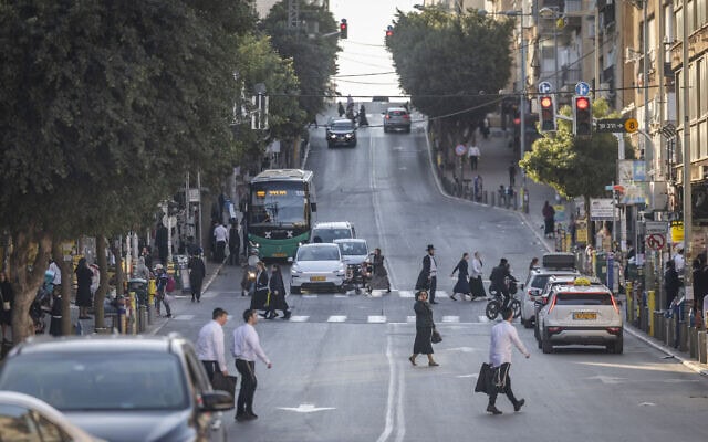 עוברים ושבים בבני ברק, 2 במרץ 2026 (צילום: חיים גולדברג/פלאש90) עוברים ושבים בבני ברק, 2 במרץ 2026 (צילום: חיים גולדברג/פלאש90)