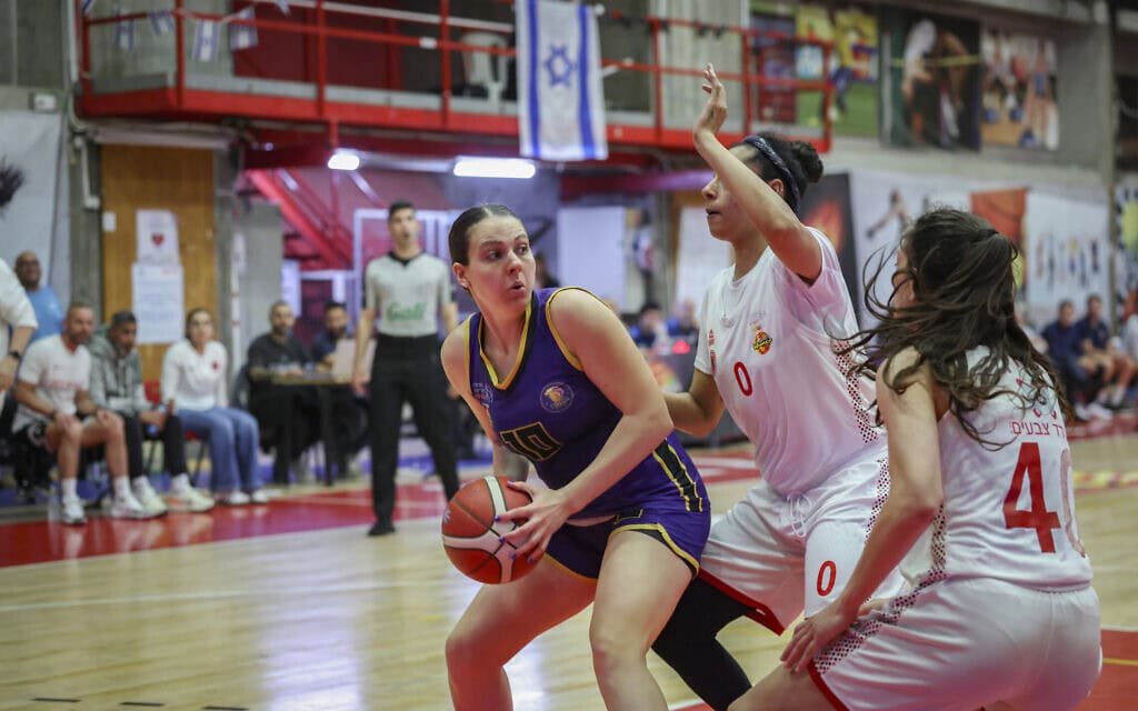 אליצור חולון מתחרה בהפועל ראשון לציון באולם גן נחום בראשון לציון, 26 באפריל 2026 (צילום: Danny Maron/Flash90) אליצור חולון מתחרה בהפועל ראשון לציון באולם גן נחום בראשון לציון, 26 באפריל 2026 (צילום: Danny Maron/Flash90)