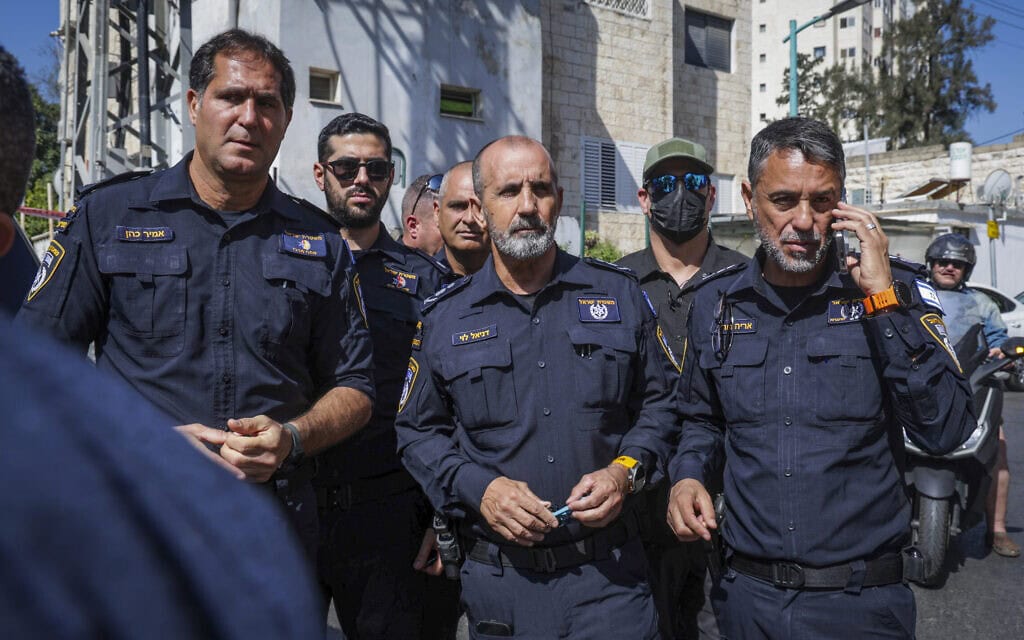 דובר המשטרה אריה דורון (מימין), מפכ"ל המשטרה דני לוי ומפקד מחוז המרכז אמיר כהן בזירת ירי ברמלה, 11 במאי 2026 (צילום: יוסי אלוני/פלאש90) דובר המשטרה אריה דורון (מימין), מפכ"ל המשטרה דני לוי ומפקד מחוז המרכז אמיר כהן בזירת ירי ברמלה, 11 במאי 2026 (צילום: יוסי אלוני/פלאש90)
