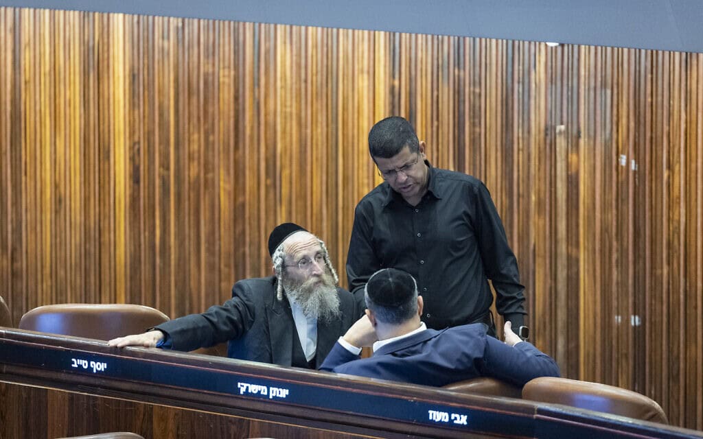 חברי הכנסת וליד אלהואשלה, יעקב טסלר ויונתן משריקי משוחחים במליאת הכנסת בירושלים, 1 ביולי 2026. (צילום: יונתן זינדל/פלאש90) חברי הכנסת וליד אלהואשלה, יעקב טסלר ויונתן משריקי משוחחים במליאת הכנסת בירושלים, 1 ביולי 2026. (צילום: יונתן זינדל/פלאש90)