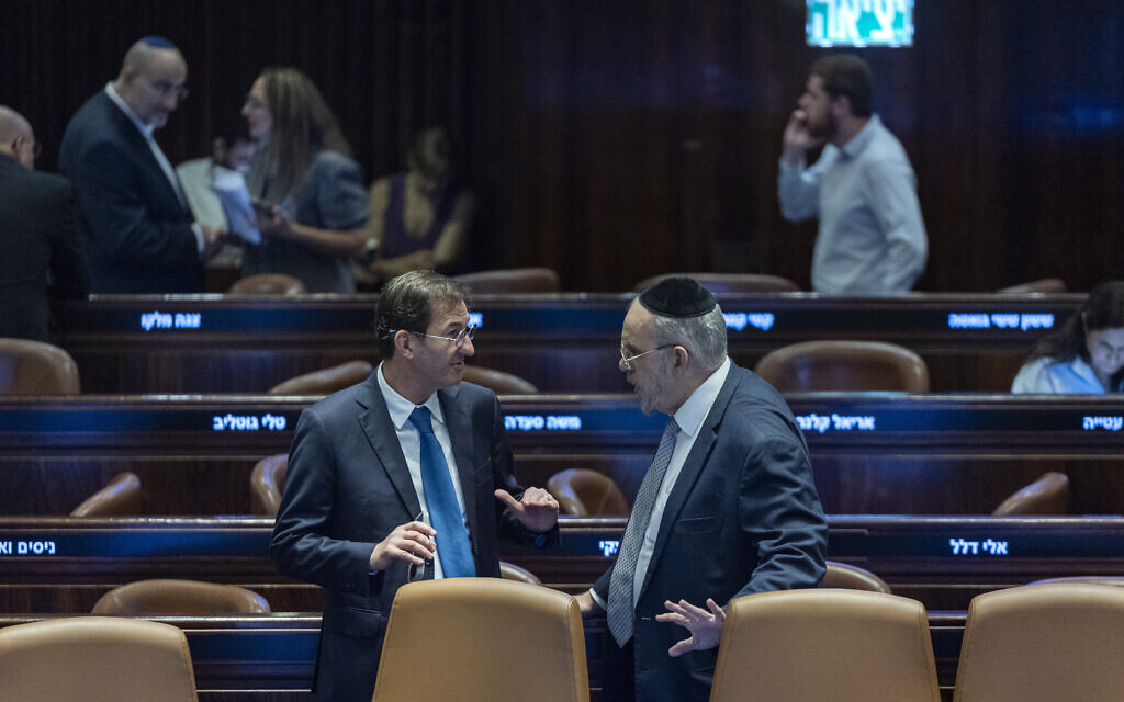 חברי הכנסת בועז ביסמוט ויעקב אשר במליאת הכנסת בירושלים, 1 ביולי 2026 (צילום: יונתן זינדל/פלאש90) חברי הכנסת בועז ביסמוט ויעקב אשר במליאת הכנסת בירושלים, 1 ביולי 2026 (צילום: יונתן זינדל/פלאש90)