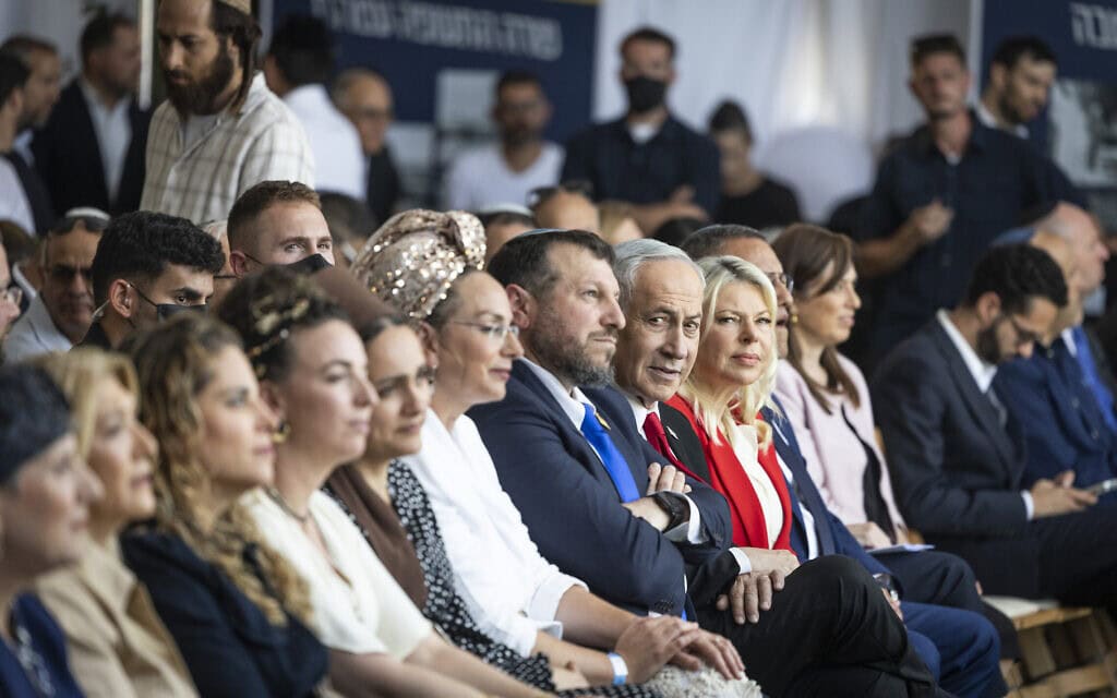 ראש הממשלה בנימין נתניהו, רעייתו שרה נתניהו ושר המורשת עמיחי אליהו משתתפים בטקס הנחת אבן הפינה למרכז מורשת עטרות בצפון ירושלים. 5 ביולי 2026 (צילום: חיים גולדברג/פלאש90)