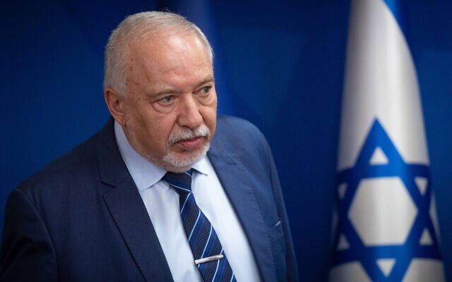 יושב ראש ישראל ביתנו אביגדור ליברמן בחדר הסיעה של מפלגתו בכנסת בירושלים, 6 ביולי 2026 (צילום: יונתן זינדל/פלאש90) יושב ראש ישראל ביתנו אביגדור ליברמן בחדר הסיעה של מפלגתו בכנסת בירושלים, 6 ביולי 2026 (צילום: יונתן זינדל/פלאש90)