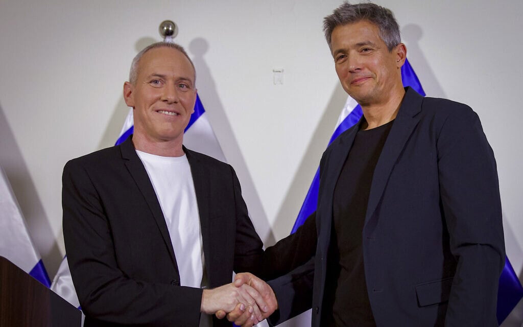 יועז הנדל וחילי טרופר במסיבת העיתונאים שקיימו בתל אביב לאחר שהכריזו על הקמת הרשימה החדשה שלהם, 7 ביולי 2026 (צילום: פלאש90) יועז הנדל וחילי טרופר במסיבת העיתונאים שקיימו בתל אביב לאחר שהכריזו על הקמת הרשימה החדשה שלהם, 7 ביולי 2026 (צילום: פלאש90)