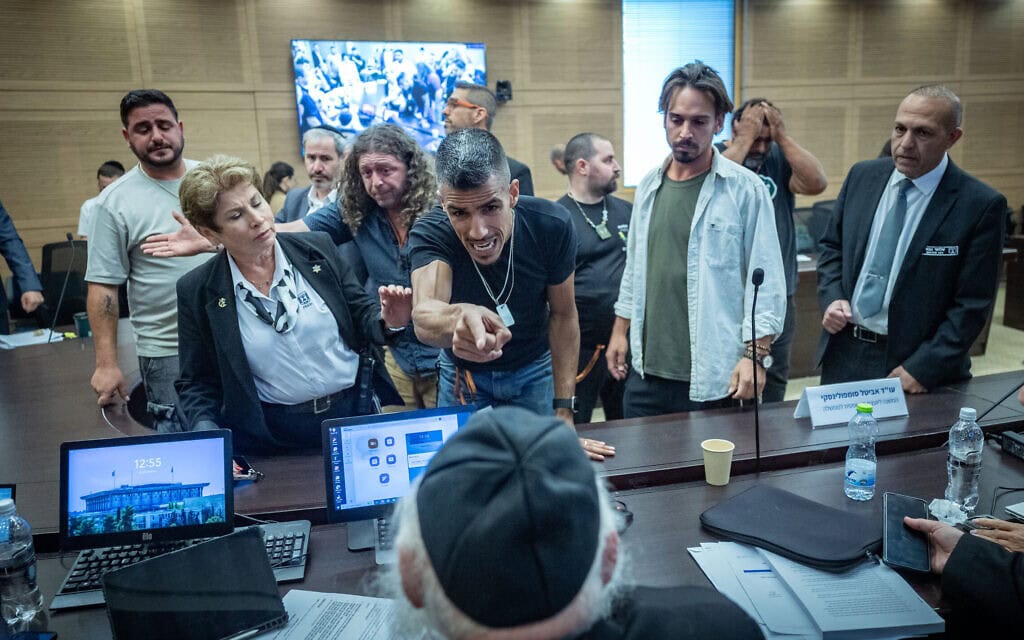 לוחמים משוחררים הסובלים מפוסט-טראומה מגיבים במהלך דיון על חוק יסוד לימוד תורה בוועדת הכנסת. 9 ביולי 2026 (צילום: יונתן זינדל/פלאש90) לוחמים משוחררים הסובלים מפוסט-טראומה מגיבים במהלך דיון על חוק יסוד לימוד תורה בוועדת הכנסת. 9 ביולי 2026 (צילום: יונתן זינדל/פלאש90)