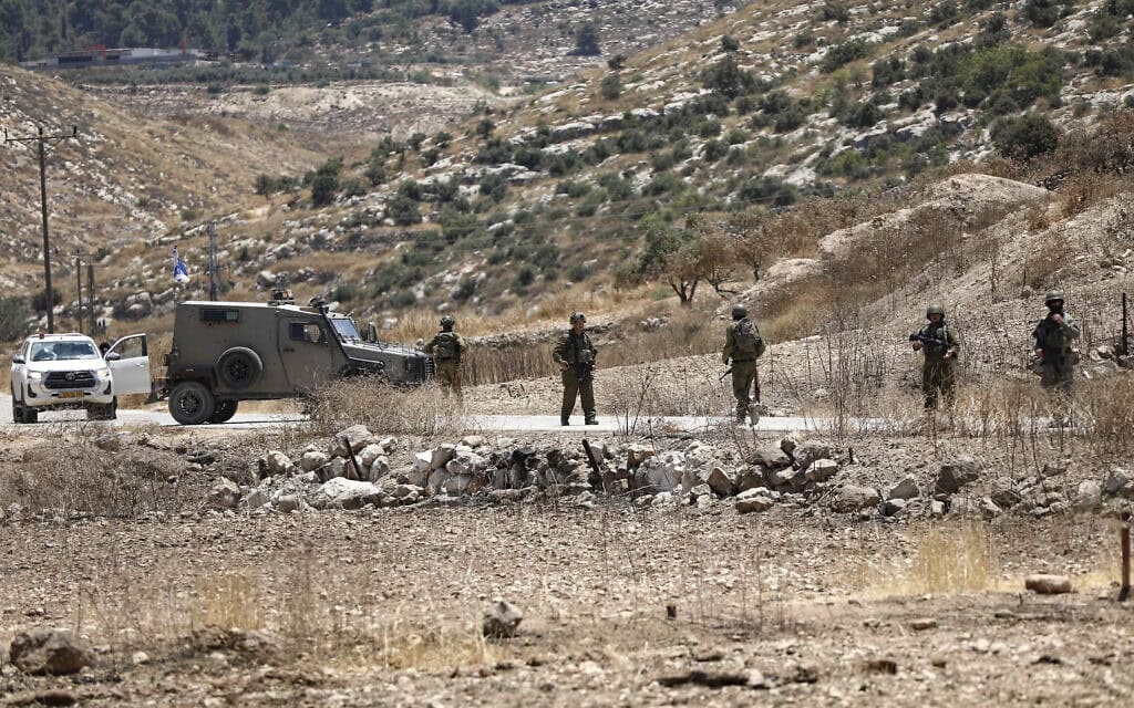 כוחות ביטחון ישראליים מאבטחים בזמן שפלסטינים מקיימים את תפילת יום השישי במהלך מחאה נגד הרחבת ההתנחלויות והפקעת קרקעות בעיירה אידנא שליד חברון, בגדה המערבית. 10 ביולי 2026 (צילום: Wisam Hashlamoun/Flash90) כוחות ביטחון ישראליים מאבטחים בזמן שפלסטינים מקיימים את תפילת יום השישי במהלך מחאה נגד הרחבת ההתנחלויות והפקעת קרקעות בעיירה אידנא שליד חברון, בגדה המערבית. 10 ביולי 2026 (צילום: Wisam Hashlamoun/Flash90)