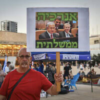 מפגינים מוחים נגד ראש הממשלה בנימין נתניהו וממשלתו בכיכר הבימה בתל אביב. 11 ביולי 2026 מפגינים מוחים נגד ראש הממשלה בנימין נתניהו וממשלתו בכיכר הבימה בתל אביב. 11 ביולי 2026