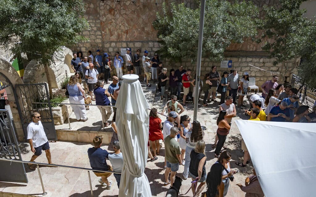ישראלים חילונים עומדים בתור מחוץ לבית קפה במרכז ירושלים, לאות תמיכה בעסק הפועל בשבת. 11 ביולי 2026 (צילום: יונתן זינדל/פלאש90) ישראלים חילונים עומדים בתור מחוץ לבית קפה במרכז ירושלים, לאות תמיכה בעסק הפועל בשבת. 11 ביולי 2026 (צילום: יונתן זינדל/פלאש90)
