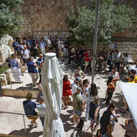 ישראלים חילונים עומדים בתור מחוץ לבית קפה במרכז ירושלים, לאות תמיכה בעסק הפועל בשבת. 11 ביולי 2026 (צילום: יונתן זינדל/פלאש90) ישראלים חילונים עומדים בתור מחוץ לבית קפה במרכז ירושלים, לאות תמיכה בעסק הפועל בשבת. 11 ביולי 2026 (צילום: יונתן זינדל/פלאש90)