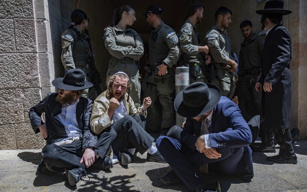 מפגינים חרדים מוחים נגד בית קפה הפועל בשבת, בעוד מפגינים חילונים מפגינים לתמיכה בו במרכז ירושלים. 11 ביולי 2026 (צילום: יונתן זינדל/פלאש90) מפגינים חרדים מוחים נגד בית קפה הפועל בשבת, בעוד מפגינים חילונים מפגינים לתמיכה בו במרכז ירושלים. 11 ביולי 2026 (צילום: יונתן זינדל/פלאש90)