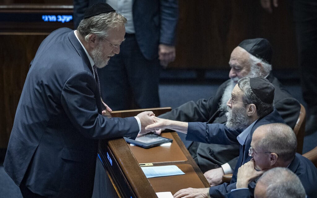 ח"כ יצחק פינדרוס משוחח עם יו"ר דגל התורה משה גפני במהלך דיון במליאת הכנסת על הצעת חוק יסוד לימוד התורה. 13 ביולי 2026 (צילום: חיים גולדברג/פלאש90) ח"כ יצחק פינדרוס משוחח עם יו"ר דגל התורה משה גפני במהלך דיון במליאת הכנסת על הצעת חוק יסוד לימוד התורה. 13 ביולי 2026 (צילום: חיים גולדברג/פלאש90)